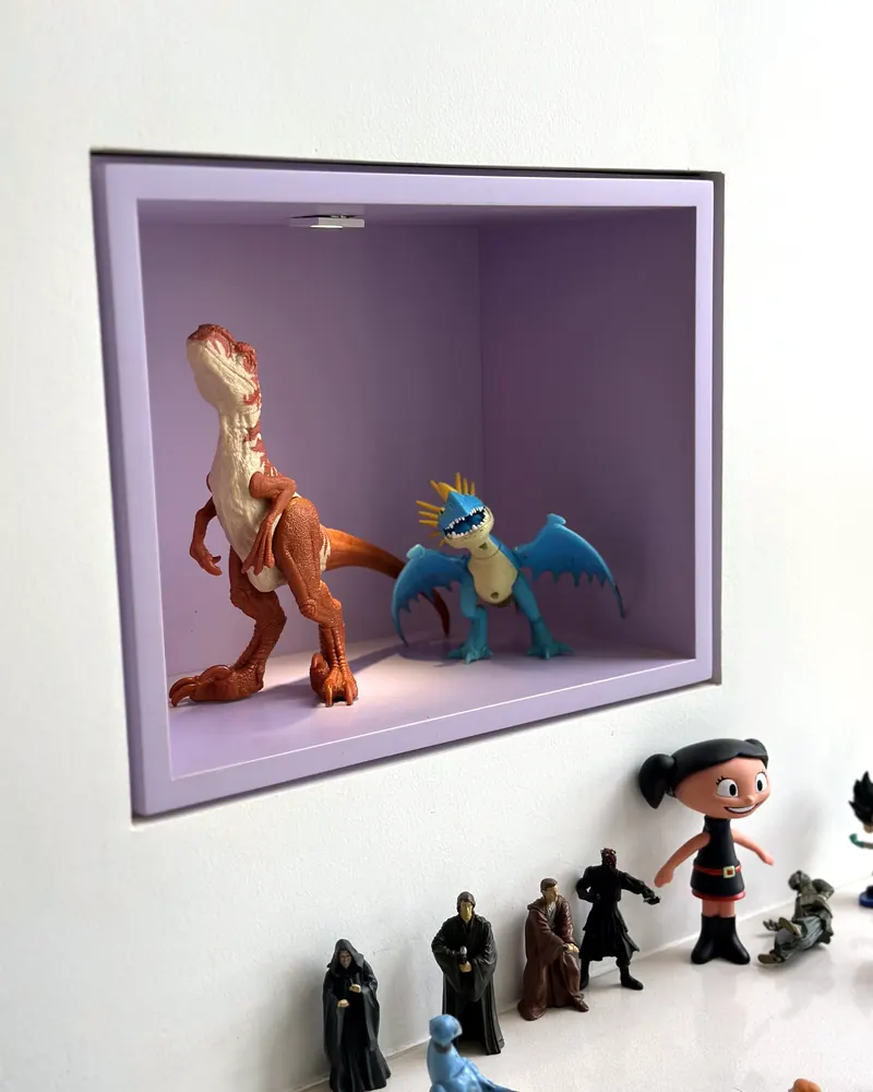 Nicho lilás com dinossauros de brinquedo